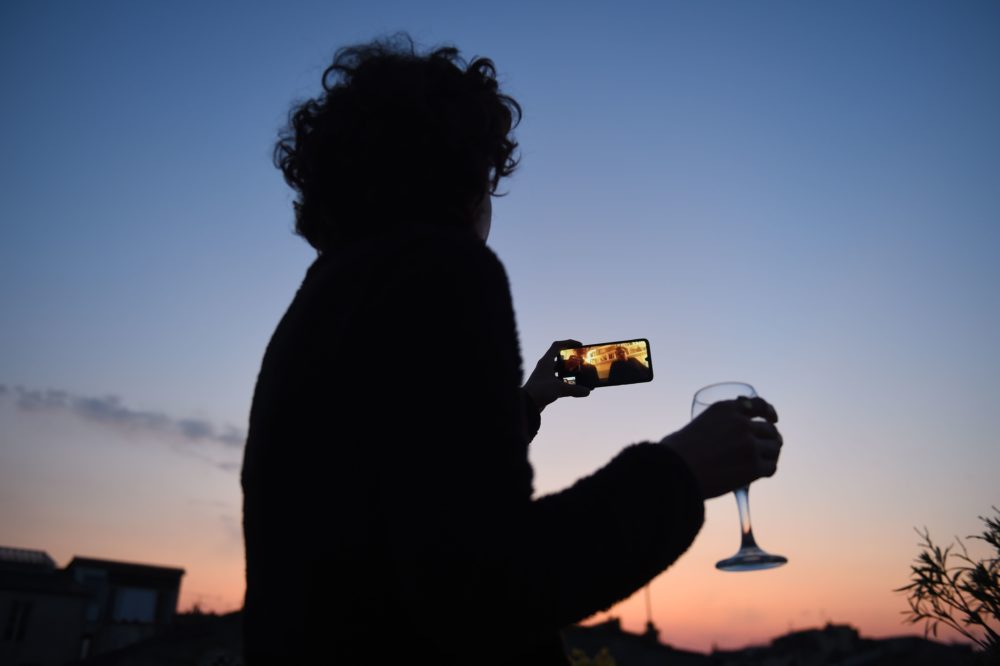 Picture of someone having an online aperitif
